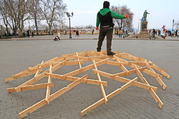 По технологии да Винчи: одессит построил купол на Приморском бульваре  фото 7