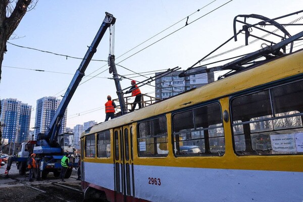 В Одессе трамвай снес электроопору: видео момента аварии фото 1
