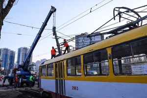 В Одессе трамвай снес электроопору: видео момента аварии фото 1