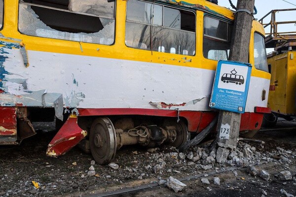 В Одессе трамвай снес электроопору: видео момента аварии фото