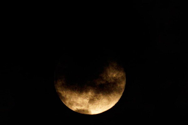 Ночь перед штормом: в небе над Одессой взошла необычная Луна фото 3