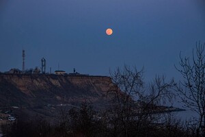 Ночь перед штормом: в небе над Одессой взошла необычная Луна фото 1