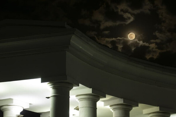 Ночь перед штормом: в небе над Одессой взошла необычная Луна фото 2