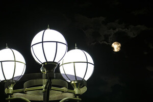 Ночь перед штормом: в небе над Одессой взошла необычная Луна фото 4