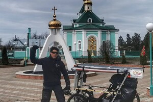 На необычном велосипеде: в Одессу приехал французский путешественник  фото 3