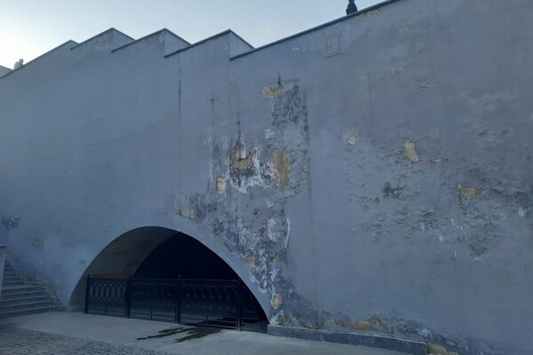 Снова нужна реставрация: как выглядит Потемкинская лестница после зимы фото 1