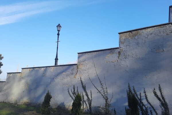 Снова нужна реставрация: как выглядит Потемкинская лестница после зимы фото 2