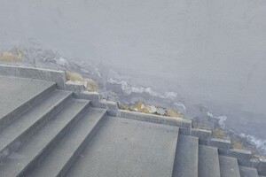 Снова нужна реставрация: как выглядит Потемкинская лестница после зимы фото 3