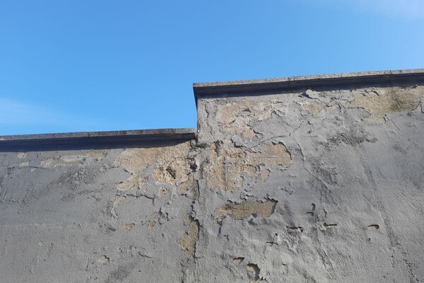 Снова нужна реставрация: как выглядит Потемкинская лестница после зимы фото 4