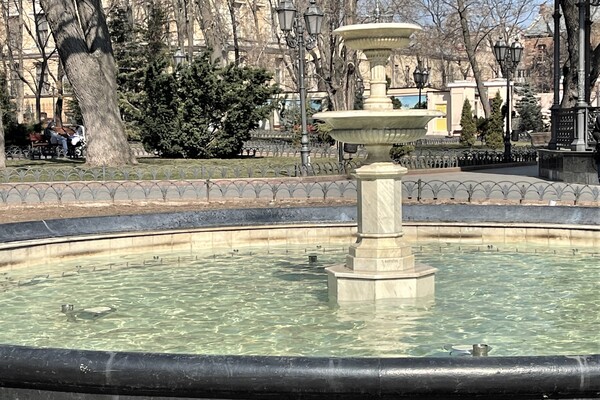 Весеннее настроение: в Одессе запустили фонтаны фото 1