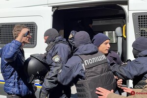 Драка из-за тарифов: митинг в Одессе закончился столкновением с полицией фото 3