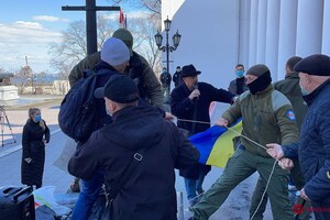 Драка из-за тарифов: митинг в Одессе закончился столкновением с полицией фото 4