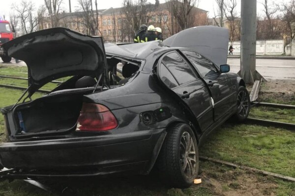 На большой скорости врезался в столб: в Одессе произошло серьезное ДТП фото