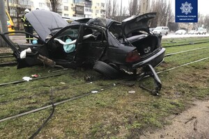 На большой скорости врезался в столб: в Одессе произошло серьезное ДТП фото 1