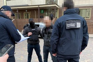 Распространяла порно: в Одессе полицейский за деньги обещал закрыть уголовное дело  фото