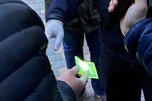 Распространяла порно: в Одессе полицейский за деньги обещал закрыть уголовное дело  фото 2