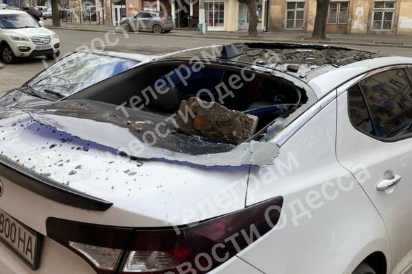 Неудачно припарковались: в центре Одессы авто привалило кирпичами фото