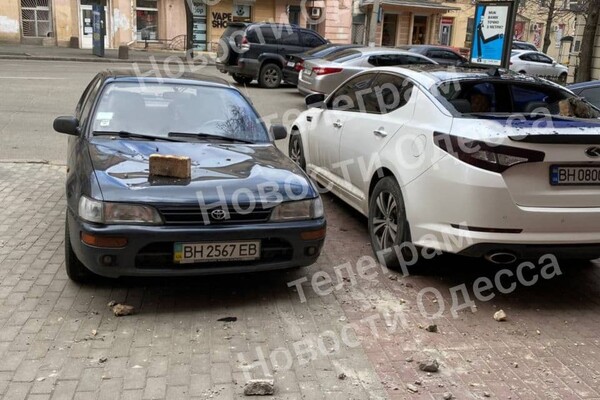 Неудачно припарковались: в центре Одессы авто привалило кирпичами фото 2