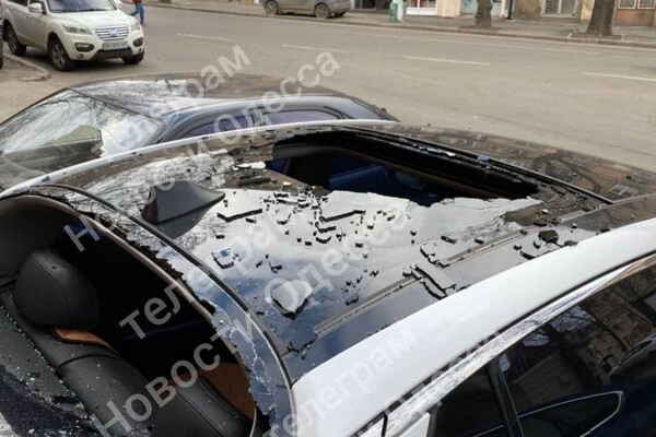 Неудачно припарковались: в центре Одессы авто привалило кирпичами фото 3