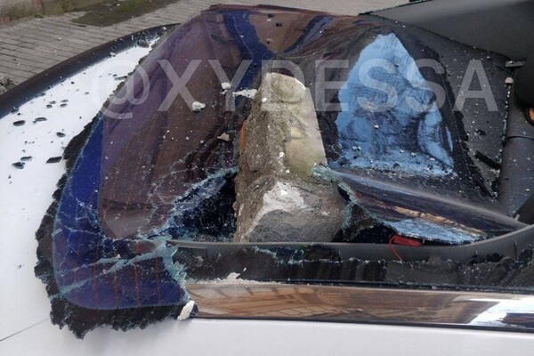 Неудачно припарковались: в центре Одессы авто привалило кирпичами фото 4