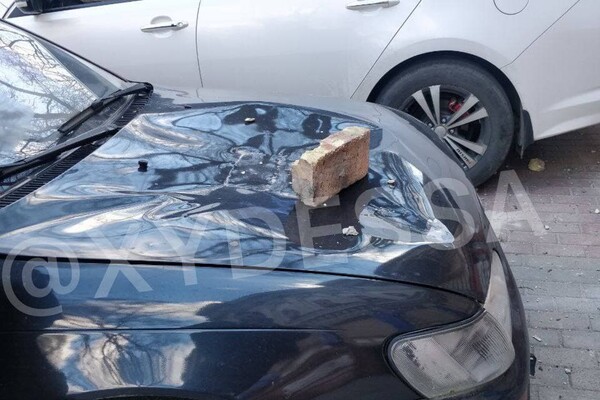 Неудачно припарковались: в центре Одессы авто привалило кирпичами фото 6