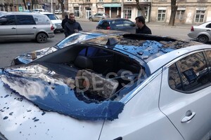 Неудачно припарковались: в центре Одессы авто привалило кирпичами фото 7