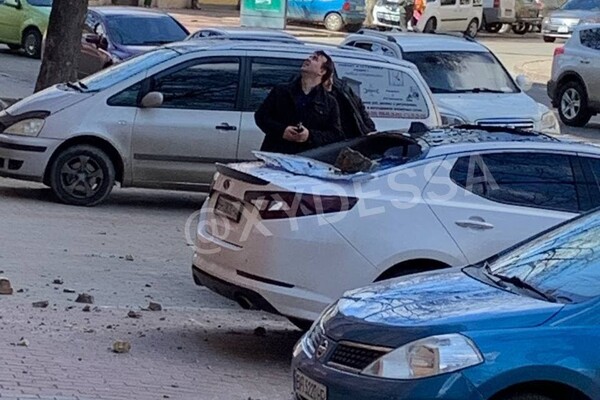 Неудачно припарковались: в центре Одессы авто привалило кирпичами фото 1