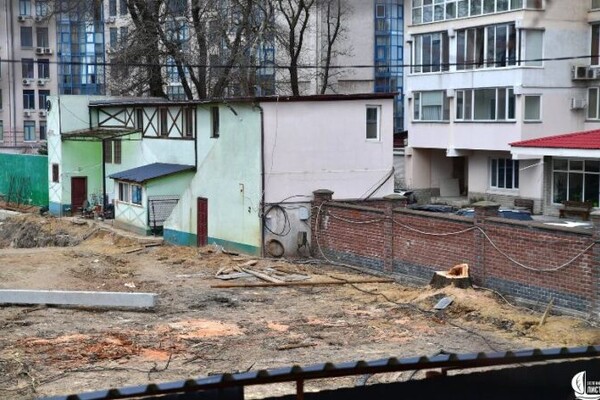 Стройка на месте теннисных кортов: возле парка Шевченко вырубили деревья  фото 5