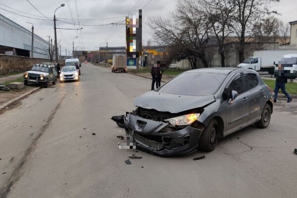 В Одессе столкнулись авто и мотоцикл: пострадал мужчина фото