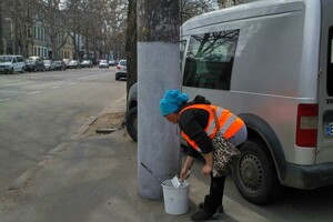 Никто не знает зачем: в Одессе снова побелили столбы  фото