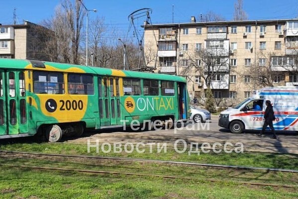 В Одессе трамвай вылетел на проезжую часть: видео момента ДТП (обновлено) фото