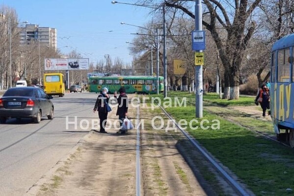 В Одессе трамвай вылетел на проезжую часть: видео момента ДТП (обновлено) фото 1
