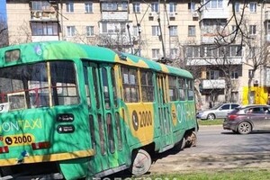 В Одессе трамвай вылетел на проезжую часть: видео момента ДТП (обновлено) фото 2