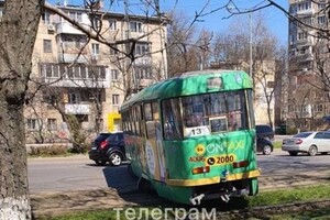 В Одессе трамвай вылетел на проезжую часть: видео момента ДТП (обновлено) фото 3