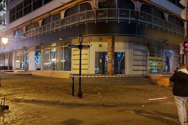 Опасно ходить: в центре Одессы частично обрушился фасад здания фото