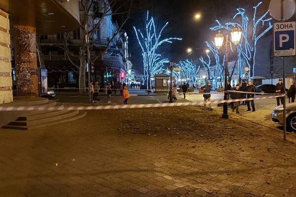 Опасно ходить: в центре Одессы частично обрушился фасад здания фото 1