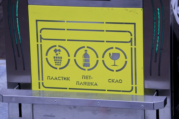 С Wi-Fi и солнечными батареями: в Одессе установили необычные мусорные баки фото 6