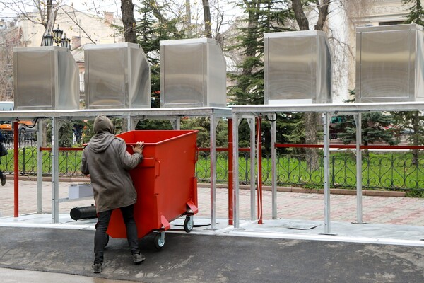 С Wi-Fi и солнечными батареями: в Одессе установили необычные мусорные баки фото 1
