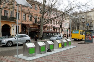 С Wi-Fi и солнечными батареями: в Одессе установили необычные мусорные баки фото 3