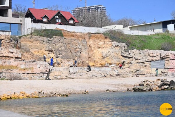 Сезон разрушений: в Одессе на еще одном пляже сносят природную скалу фото 1