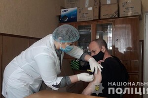 Борьба с Covid-19: в Одесской области массово вакцинируют спасателей и полицейских фото
