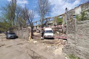 Новое место для стройки: на Приморской незаконно сносят остатки завода фото 1