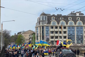 Годовщина трагедии: в центре Одессы прошел Марш защитников города фото 2