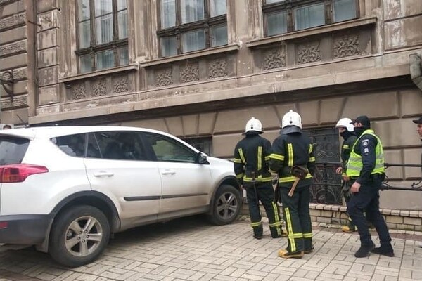 &quot;Героиня дня&quot;: в центре Одессы женщина сбила парковщика фото 3