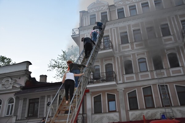 Пожар в Пале-Рояле: куда расселили спасенных людей и как выглядит сгоревший ресторан фото