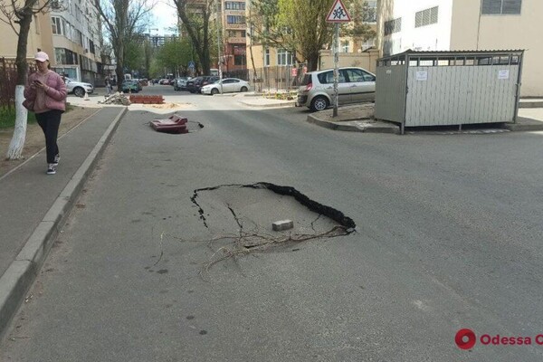 Вся в провалах: в Одессе &quot;поплыла&quot; дорога  фото 3