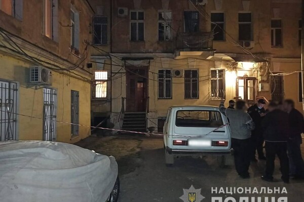 &quot;Веселая&quot; ночь: в центре Одессы к двери дома примотали гранату (обновлено) фото 1