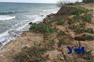 Опасное место: на одесском побережье снова обвалился склон фото