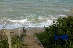 Опасное место: на одесском побережье снова обвалился склон фото 1