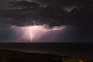 Вдохновение дня: смотри, как сверкала молния над морем вблизи Одессы фото